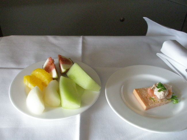 何しろ好きなだけいただけるのですから際限ありませんね。<br /><br /><br />フルーツの盛り合わせとテリーヌ<br />