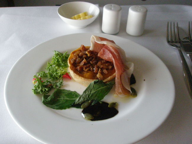 夕食は冷製と温製の複数のメニューから<br />好きなものを頂きます。<br /><br />「スパイシーなパンプキンパイ<br />ピーカンナッツクラスト、プロシュート」<br />