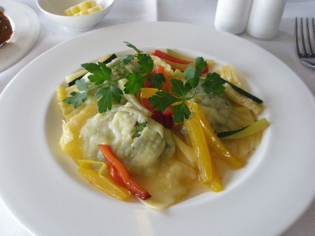 「マウルタッシェン<br />ほうれん草、ベーコン、リコッタチーズを詰めて<br />ブラウンバターソース」<br /><br />もうさすがに食べれないでしょう。<br /><br />本当に至れ尽くせりだったそうです。<br />