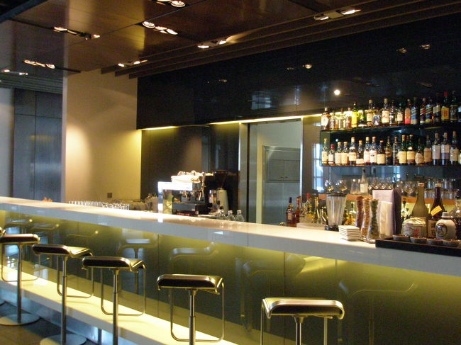 出発までまだ40分くらい余裕があります。<br /><br />どこかでお茶でも飲もうか、という話になり、<br />次のゲート付近でぶらぶらしていると、<br /><br />「Business Class Lounge」が目の前に！<br /><br />そうだ！ダンナはマドリーまではCクラスだぁ！<br />（欧州内はF席がないので必然的にC席になります）<br /><br />欧州内でもラウンジ効果があるのか分かりませんが、ダメモトで行ってみました。<br />次の便の航空券を見せる、今乗ってきた便の航空券の提示も求められました。<br />えっつ？！欧州内移動ではラウンジ使えないのかな？<br /><br />すると意外な答えが！<br /><br />「お客様はさらに上の階にあるFirst Class Loungeもご利用になれますが・・・」と<br /><br />えっ？！マジ？！<br /><br />ってことで上のラウンジに行ってみました。<br /><br />時間はほとんどありません。<br />でも、この近さならここで待つのも、搭乗口近くのカフェで待つのも変わりません。<br /><br />じゃぁ、ここで待とう！ってことで意見が一致<br /><br />中はこんな感じでした。<br />