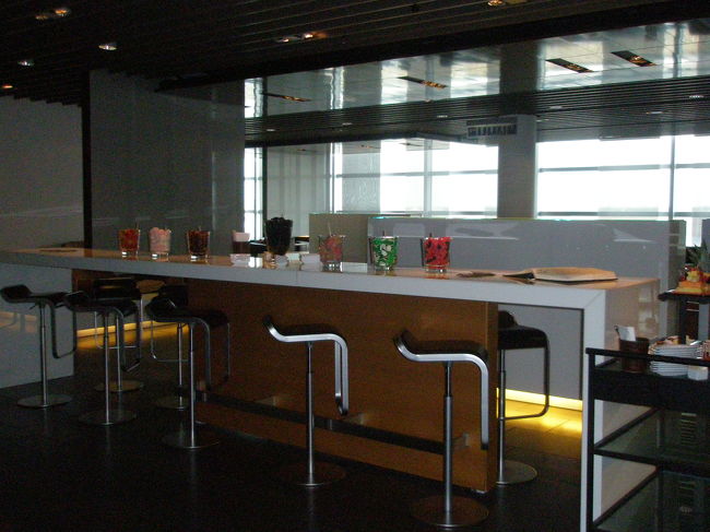 もっとたくさん撮りたかったけど、恥ずかしいので断念<br /><br />ジュースをオーダーすると、生ハムなどの軽食を用意してくれました。<br />ダンナはさすがに食べられませんでしたが、私は少し頂きました。<br /><br />ナッツ類、ドライフルーツは各テーブルにセットされていましたよ。<br />