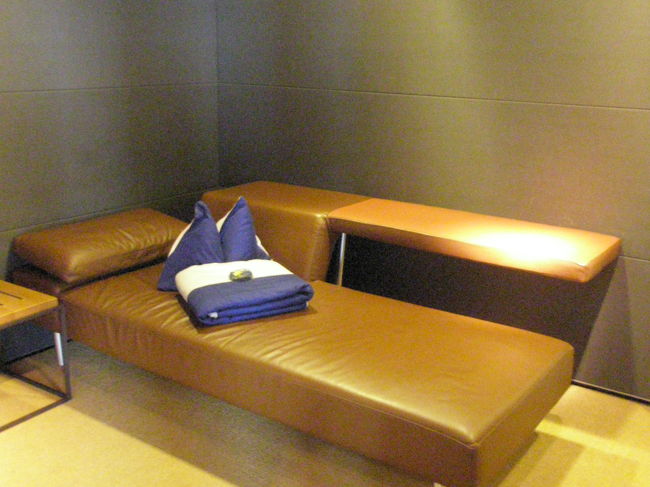 ラウンジ内には仮眠室もありました。<br /><br /><br />次にルフトハンザのビジネスクラスについてご紹介します。<br /><br /><br />フランクフルトからマドリードへ。<br />ダンナはビジネスクラスで私はエコノミーです<br /><br />といっても欧州内のルフトハンザのビジネスはとっても簡易でした。<br />（ビジネスの横を通ってエコノミーに移動したので今度は様子が見えました）<br /><br />座席が違っているわけでなく、エコノミーと全く同じ！<br /><br />では何が違っているかというと・・・<br /><br />エコノミー３人席を２人で使用しているのです。<br />つまり、窓際と通路側だけに人が座り、その間には簡易型の手すりがついているだけ。<br /><br />正直、驚きました！！！！<br /><br />こんなものに、ビジネス料金支払う必要あるのかな？！<br /><br />ルフトハンザは欧州内も機内食が出ました。<br />（スカンジナビア航空は欧州内では有料でした）<br /><br />後で内容を聞くと、その機内食がちょっとだけ違っていた模様。<br /><br />でも、ビジネスとエコノミーの違いって、たったそれだけです。<br /><br />ルフトハンザの欧州内ビジネスは必要ないのでは？<br />差額を払う価値が見出せませんでした。<br /><br />お仕事で会社が出してくるならともかく、<br />自分のお金やマイルを払うのは勿体なさすぎ！！！<br />