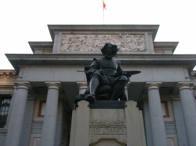 マドリードには定刻通り到着。<br /><br />ここはスペインです。<br />しかもマドリードはヨーロッパで最も治安の悪い都市の一つとして挙げられています。<br /><br />気を引き締めていかねば。<br />今回はセキュリティ対策もしっかりしてきました。<br /><br />・セキュリティ腹巻（パスポート、現金、スーツケースの鍵を入れる）<br /><br />・セキュリティ財布（チェーンの先は、カバンのファスナー部分へ）<br /><br />・小銭入れ（小額ユーロ紙幣、コインを入れて、ポケットへ）<br /><br />・セキュリティキー（斜めかけファスナーバッグに。バッグを開けられないように）<br /><br />カメラは首から下げます。<br />これでスリ対策はばっちりかな？<br /><br />この時、午後６時半。<br />思っていた以上に明るいです。夕方という雰囲気でもないし。なので、マドリードからホテルまで地下鉄で行くことにしました。<br /><br />翌朝。<br />８時半に宿を出発。<br />マドリードの朝はまだ暗いです。<br /><br />プラド美術館まで徒歩で１５分くらい。<br />