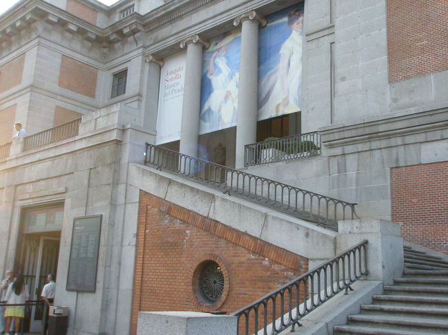 ９時の開館前に間に合いました。<br /><br />それでも少し並んでいます。<br />私達も並びます。<br /><br />そして開場。<br /><br />やった〜！ガラガラですよ！！！<br /><br />