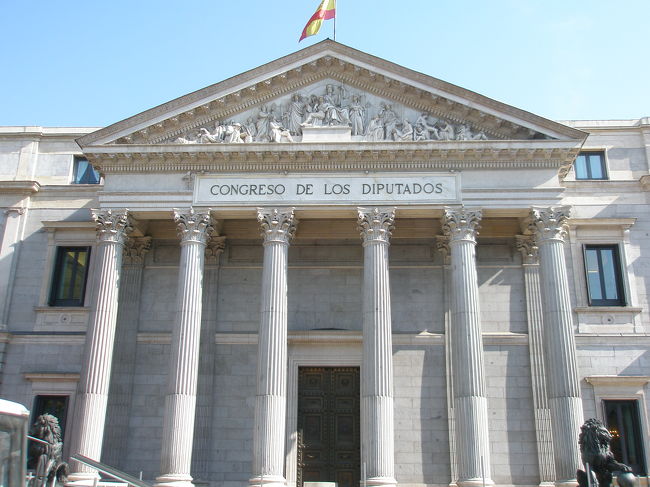 お目当ての絵へまっしぐらです。<br /><br />ゴヤの『裸のマハ』『着衣のマハ』<br />ベラスケスの『ラス・メニーナス』<br />エル・ゲレコの『羊飼いの礼拝』<br />ルーベンスの『三美神』<br />ボッシュの『快楽の園』<br /><br />どれもゆったりと自分のペースで見れました。<br /><br />といってもプラドは世界三大美術館と称えられる割には<br />比較的小さな規模の美術館。<br />展示物の質が高いんだって！<br /><br />だからこそ、見やすいんですよね。<br /><br />朝早く行って正解です。入場待ちで並ぶこともなく、<br />団体さんも入ってくる前だしね。<br /><br />と思っていたら、しばらく経った頃に日本人ツアー客が・・・<br />近くにいたのでおかげで解説が聞けました。<br />（ガイドの方にちょっと睨まれましたが・・・。って偶然いただけやん）<br /><br />これはプラド正面の写真