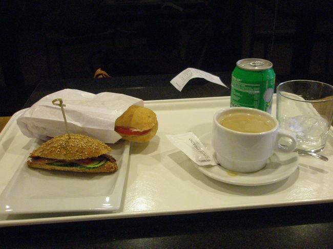 プラド美術館内のカフェで朝食をいただきました。