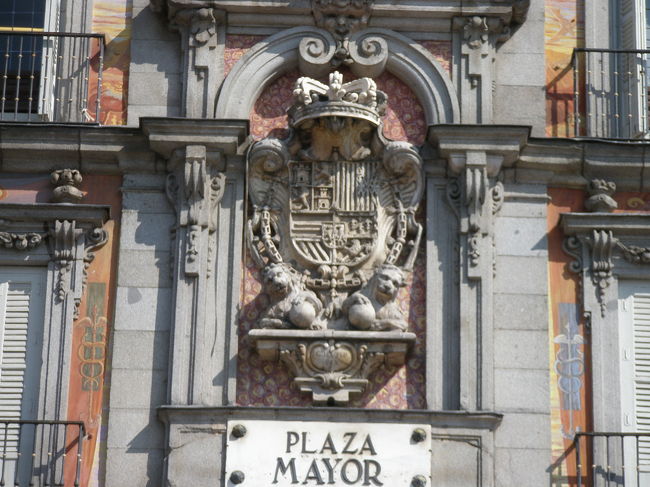そこから今度はマヨール広場へ。<br /><br />ここも市民の憩いの場となっています。<br /><br />これは、スペイン王家の紋章です。<br />