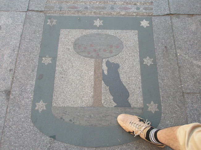 ここから王宮に向かいます。<br /><br />歩いていたら、歩道にこんなものが！<br /><br />他では見当たらなかったので、ここだけなのかな？<br />だとしたらめっちゃラッキーですね！<br />