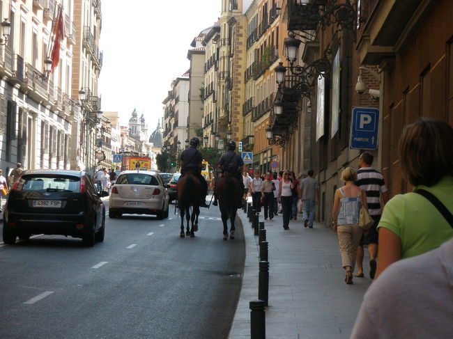 王宮に近づいてきたら、馬に乗った警官を発見！<br /><br />ライフガンを構えた警官もいました。こわ〜っ<br />