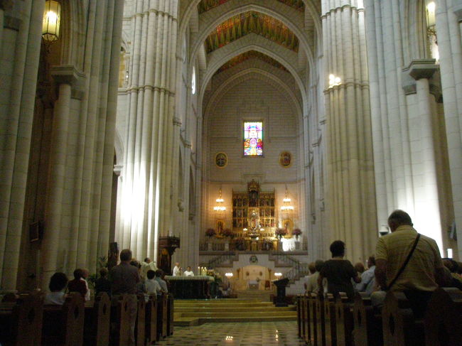 すごくキレイです。早速中に入ってみました。<br />ん？？？<br /><br />ありゃりゃ・・・<br /><br />教会ですよ。そしてミサ中。なんとも厳かな雰囲気です。<br /><br />それにしても王宮じゃないぞ。<br /><br />地図を見てみると・・・<br /><br />はい！ここはアルムデーナ大聖堂でした。<br />