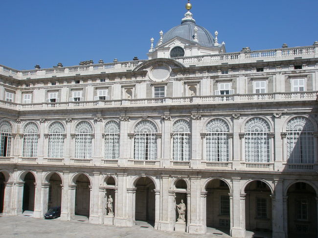 王宮はお隣のようです。<br /><br />ありました！！<br /><br />入場口でチケットを買って入ります。<br /><br />ところで、スペインは王国です。<br />正式名称はスペイン王国ですから。<br />