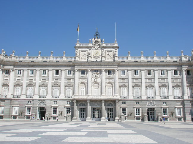 でも、現在、王族はこの王宮には住んでいません。<br />この王宮は豪華すぎて落ち着かないから、<br />マドリード郊外の宮殿に住んでいるんですって。<br /><br />確かにこの王宮は煌びやか過ぎます。<br /><br />それもそのはず、この王宮は、<br />フランスのヴェルサイユ宮殿で生まれ育った王が建設を命じたんですって<br /><br />中は確かに「鏡の間」に似たような部屋もありましたよ。<br /><br />写真撮影禁止なので残念ながらUPできず。<br /><br />私は王宮とか宮殿とか離宮とかが大好き！！<br />華やかな宮廷文化に憧れます。<br /><br />だからこそヨーロッパが好きなのかな〜<br /><br />でも、その反面、ヨーロッパの王宮や宮殿ってけっこうどこも似ています。<br />お互いに影響を受けながら競って築いてきたから当然なんだろうケド・・・<br /><br />写真に残せないとどこがどう違っていたかとか印象が薄れてきちゃう。<br /><br />でも、世界で一番豪華な宮殿は、<br />ヴェルサイユ宮殿か、ロシアのエカテリーナ宮殿なんだろうな〜。<br />