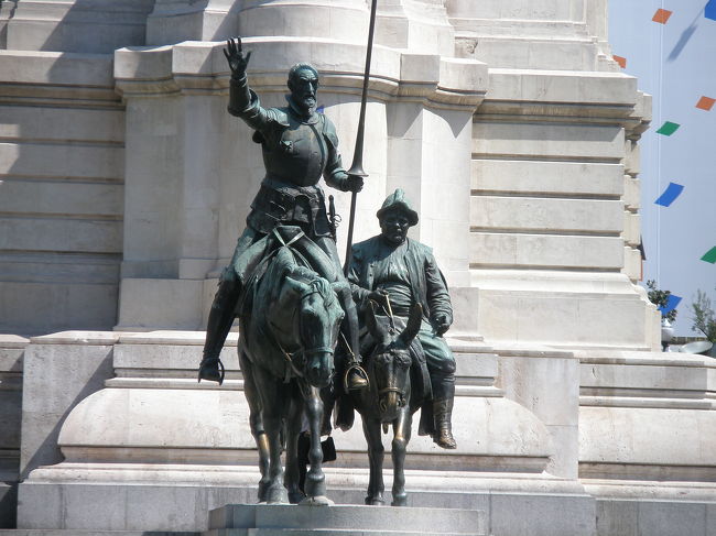 王宮の後、今度はスペイン広場へ向かいました。ここには、ドン・キホーテの像があります。<br /><br />ドン・キホーテのオリジナルは、小説だって知ってましたか？<br /><br />騎士道物語ばかりを読みすぎて空想に陥った下級貴族の主人公が、自らを伝説の騎士と思い込みます。<br />そして、自らを「ドン・キホーテ・デ・ラ・マンチャ」であると名乗り、痩せこけた馬のロシナンテにまたがり、<br />また、従者サンチョ・パンサを引きつれ遍歴の旅に出かける物語です。<br /><br />バレエの演目でも「ドン・キホーテ」がありますね<br />といっても、バレエでは「ドン・キホーテ」は主人公ではなく、脇役ですが。<br /><br />これがそのドン・キホーテの像。<br />