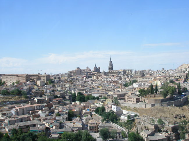 眠たくなってきたことに突如、見えてきました！<br /><br />すごいです。<br />言葉を失いました。<br /><br />見えてきてから、トレドの全景が見える坂までバスで連れて行ってくれました。<br /><br />