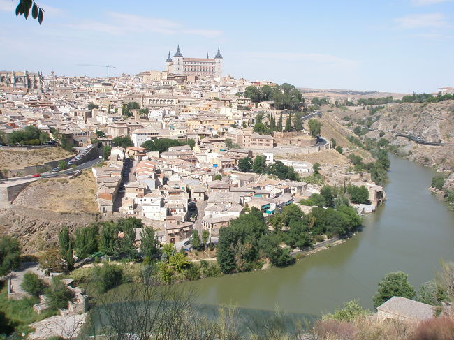 三方をタホ川に囲まれたトレドは城壁で囲まれたかつての都です。<br /><br />「もしスペインに一日しか滞在できないなら迷わずトレドに行け」との台詞がありますが、<br /><br />本当に美しい町です。<br /><br />