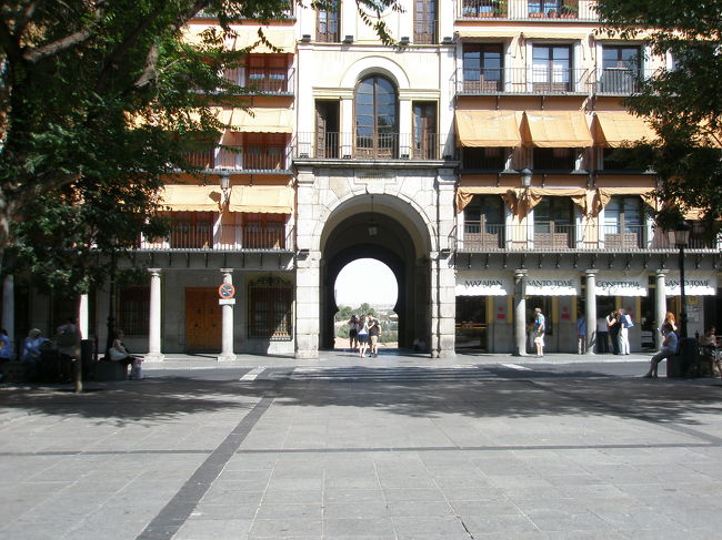 近くまでバスで行き、そこから徒歩でトレドの旧市街に入りました。<br /><br />馬蹄型のアーチはイスラム建築の名残。<br /><br /><br />