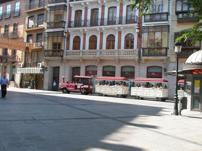 町中もこんなものが走っています。<br />電車型の観光ミニバスでトレドを1周するのです。<br />乗りたかった〜！<br /><br />