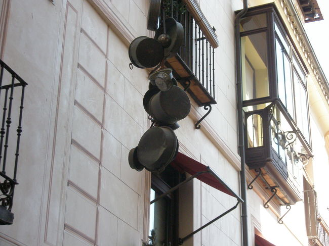 建物の前にはこうして鍋がぶら下がっていました。<br /><br />これは、「うちはレストランですよ〜」という看板代わりだそうです。