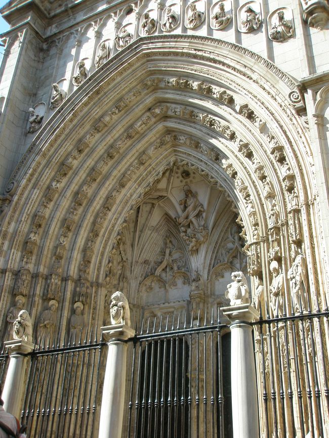 まずはカテドラルへ。<br /><br />ファサードです。