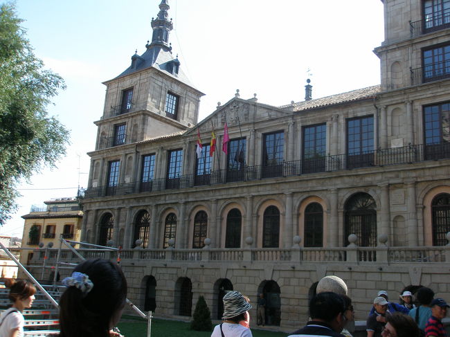 すごく大きくてなかなか全景が収まりませんでした。かなり引いて撮っています。<br /><br />カテドラルとは大聖堂の意味です。<br />ここトレドのカテドラルはスペイン・カトリック教会の総本山です。