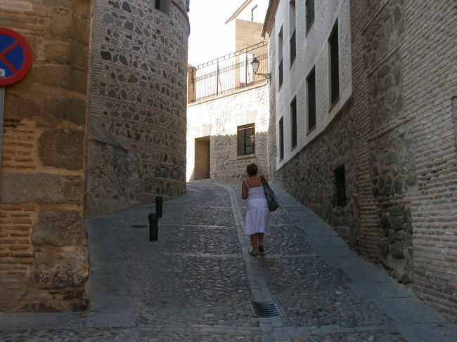 このような細い道が網の目のように張り巡らされています。<br /><br />絵になりますね〜。<br />