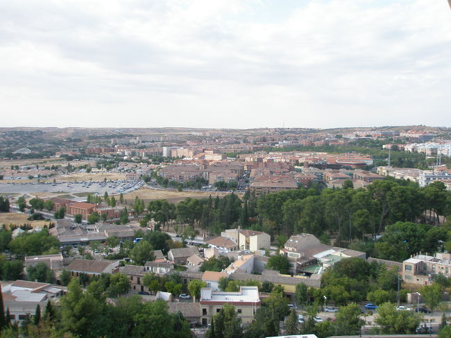 こちらが新市街。全然雰囲気違いますね。<br />トレド自体が小さな町なんでしょうね。