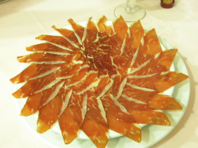 ソル駅付近にあるバルに向かいました。<br /><br />ここは、地元の人もお勧めのバル。<br /><br />ムセオ・デル・ハモン。<br /><br />生ハムが店内にところ狭しとぶら下がっています。<br /><br />1階は立ち飲み、2階がレストラン。<br /><br />レストランだと1階で食べるよりも値段が高いです。<br />でも、疲れているし、席に座ってゆっくり頂きたかったので、2階に行きました。<br /><br />そして、せっかくなので一番高い生ハムをオーダー<br /><br />ハモン・イベリコ<br />