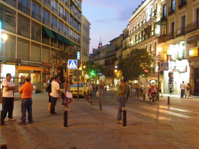 もう夜11時近かったと思います。<br />ホテルのすぐ近くの駅の様子。