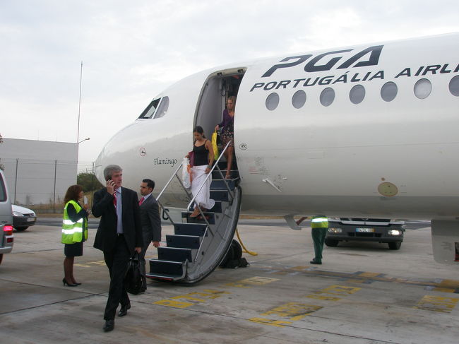 翌朝、地下鉄でマドリード空港へ。<br />２時間前に着きました。<br /><br />国際線は余裕を持って２時間前に着くようにしています。<br /><br />TAPポルトガル航空でリスボンへ。<br /><br />リスボンに着いたらまさかの雨！！！この旅で初めての雨でした。<br />が〜〜ん。<br />