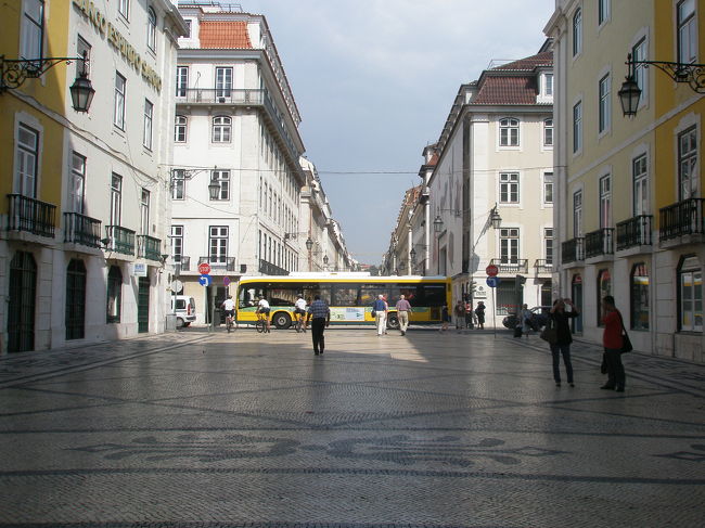 でも、あらら。<br />遠くに青空が見えますよ。<br /><br />願いが通じたのか、その後はすっきりと晴れてくれました<br /><br />空港から市内までは空港バスで。<br />コルメシオ広場で降ります。<br />