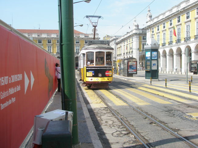 チェックインの時間までまだかなりあります。<br />ホテルに荷物を預け、これからベレン地区へ観光に行きます。<br /><br />まずは1日券を買いにコルメシオ広場の地下鉄の駅へ。<br />1日券があれば地下鉄、市電、ケーブルカー、市バスなどが乗り放題になります。<br /><br />そして、コルメシオ広場から市電15番でベレン地区へ向かいます。<br />