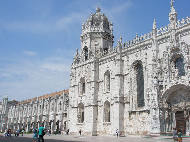 市電で30分でベレン地区です。<br /><br />まずはジェロニモスで下車、ジェロニモス修道院へ。<br />ジェロニモス修道院は世界遺産に登録されています。<br /><br />ジェロニモス修道院は想像以上に大きい！！<br /><br />心配していた天気ですが、<br />すっかり晴れ上がり、むしろ強烈な日差しがまぶしいです。サングラスなしでは目を開けられませんでした。<br /><br />入場券を買って早速中へ。<br />すごく天井が高く、立派な教会です。<br />当時のポルトガルの財政事情がうかがい知れますね。<br /><br />