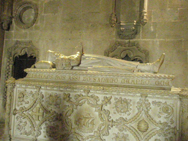 修道院を入ってすぐに、ポルトガルが誇る偉人の棺がありました。<br /><br />誰でしょう？！<br /><br />答えはヴァスコ・ダ・ガマ！！！<br /><br />写真も撮れてしまうのですから驚きです。<br /><br />反対側には、ロカ岬にも石碑が彫られている、<br />ポルトガルの詩人ルイス・デ・カモンイスの棺もありました。<br />