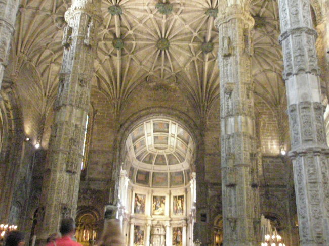 ジェロニモス修道院はいつ建てられたものなのでしょう？！<br /><br />エンリケ航海王子の偉業を称え、ヴァスコ・ダ・ガマのインド航路開拓の記念して<br />1501年にマヌエル1世が着工した修道院です。<br />