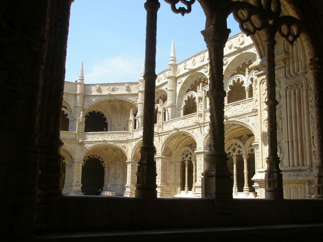 回廊は、光の入り方によって影ができ、見え方が違います。<br />