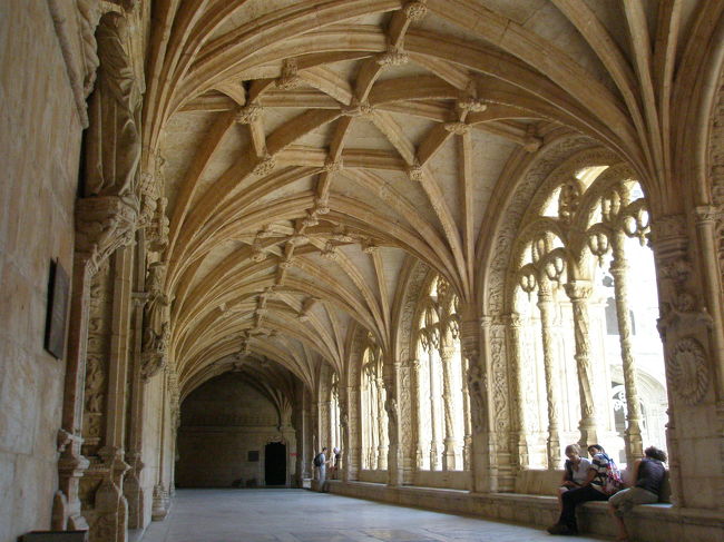 それにしてもこの回廊。<br /><br />海洋国家ポルトガルらしく、彫刻のデザインも海にちなんだものが多いそうです。<br /><br />船であったり、波であったり。<br />