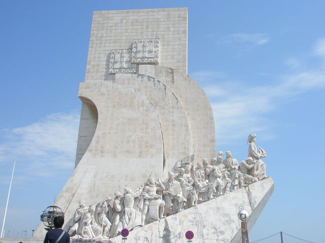発見のモニュメントに向かいます。<br /><br />地下道を通って、海の方へ。<br />といっても海のように見えますが、<br />正確にはテージョ川の河口になります。<br /><br />リスボンはテージョ川の河口に発展した街です。<br /><br />そして、<br /><br />発見のモニュメント〜！！！<br />