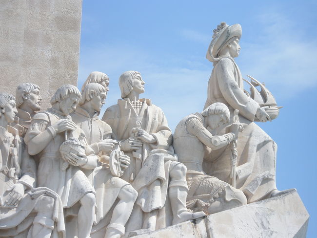 他の人気スポットは古い歴史を持ちますが、<br />このスポットは実はまだ歴史が浅いんです。<br /><br />エンリケ航海王子の５００回忌を記念して今から５０年ほど前に建てられました。<br /><br />テージョ川沿いにそびえ立つこのモニュメントは、<br />近づくと思っていた以上に大きいです！<br /><br />エンリケ航海王子を先頭に男達が熱い眼差しで大西洋を見つめます。<br />当時を想像すると胸が熱くなります。<br /><br />先頭に立って率いている人物がエンリケ航海王子。<br />