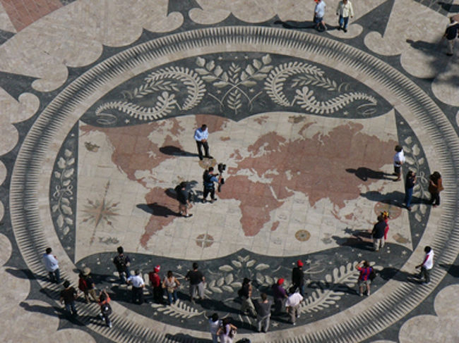 このモニュメントの前には世界地図が描かれています。<br />