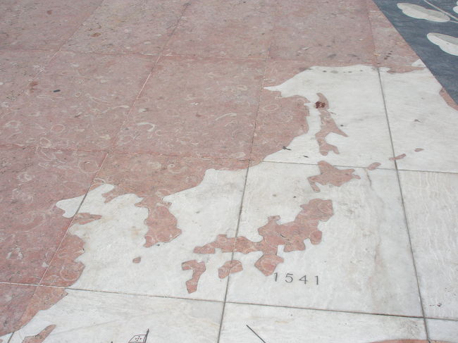 日本地図も描かれています。<br />そこには「１５４３」と描かれています。<br /><br />ポルトガルが発見した国とその年号が描かれているのです。<br /><br />ポルトガル船が漂着した年。<br /><br />日本の学校では、「ポルトガル人到達＆鉄砲伝来」と習いますが、<br /><br />ポルトガルの学校では、「日本を発見した年」として習うそうです。<br /><br />コロンブスの「アメリカ大陸発見」に近いものを感じますね。<br /><br />