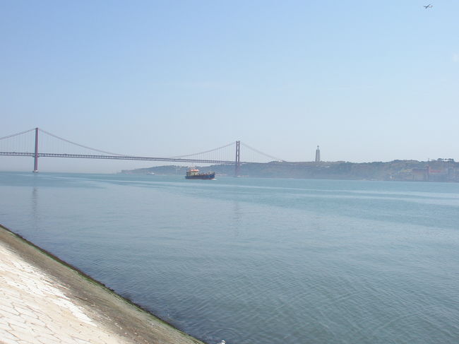 発見のモニュメントから橋が見えます。<br />リスボン市内からも見える橋ですが、<br />「4月25日橋」といいます。<br /><br />リスボンとテージョ川の対岸を結ぶこの橋が完成したのは1966年。<br /><br />当時はポルトガルの独裁者アントニオ・サラザールにちなんで「サラザール橋」と呼ばれていました。<br /><br />ですが、1974年4月25日の「カーネーション革命」の後、<br />この橋をその革命にちなんで「4月25日橋」と改名されたそうです。<br /><br />カーネーション革命は「リスボンの春」とも呼ばれています。<br /><br />この4月25日橋は、リスボン市内から、またベレン地区からもよく見渡せます。<br /><br />この橋は2段になっていて、上段は自動車用、下段鉄道が走ります。<br /><br />青空に青いテージョ川、4月25日橋がよく映えますね。