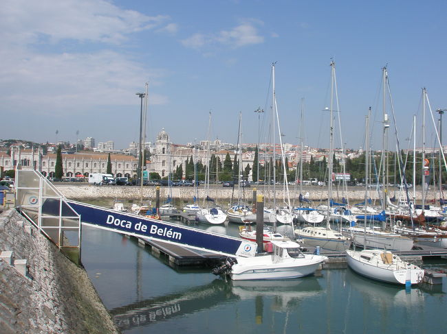 そしてこのエリアにはヨットハーバーもあります。<br /><br />ヨーロッパで最高のステイタスはクルーザーを持つことといわれています。<br /><br />だから、観光客で賑わうこのエリアは<br />地元の人にとっては高級リゾートのようなところなのかな？<br /><br />おしゃれなレストランもあったし。