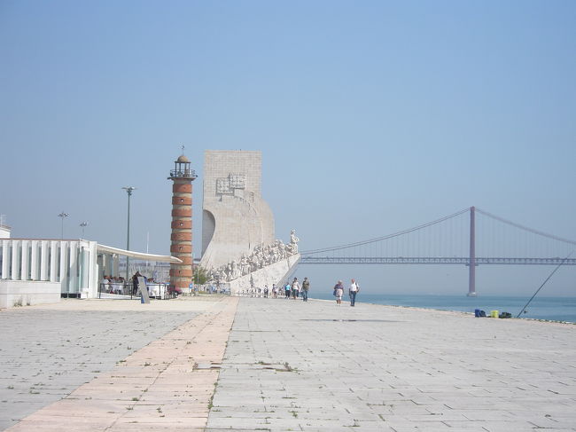 今、歩いてきたところを振り返ると、発見のモニュメントも見えます。<br /><br />いかに大きな建物であるかがお分かりいただけると思います。