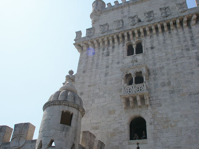 ベレンの塔は、船の出入りを監視する要塞として建てられましたが、<br />上階は王族の部屋、３階は兵器庫、２階は砲台です。<br /><br />そして１階は潮の干満を利用した水牢として利用されていました。<br /><br />ベレンの塔は、河口の出口、外海の入口に建てられました。<br />ポルトガルの大航海時代の歴史、海とともに生きてきたこの国の歴史を感じました。<br /><br />その先には、果てしなく広い大西洋が広がっていました。<br />