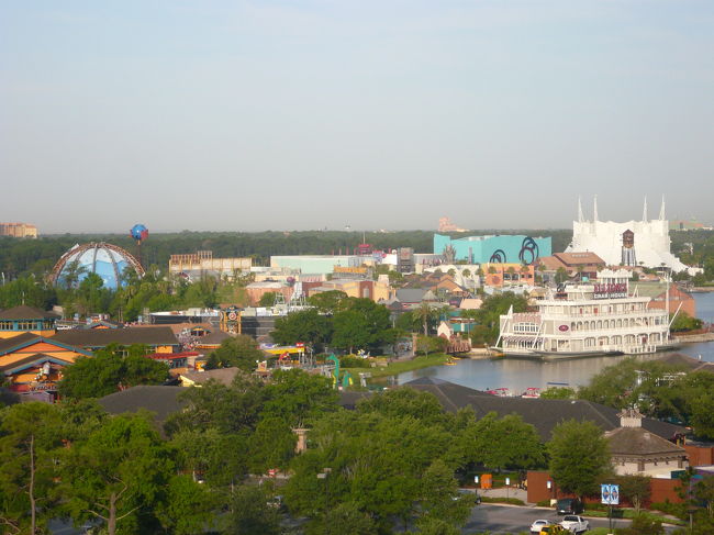 ホテルからDown Town Disneyを望む。