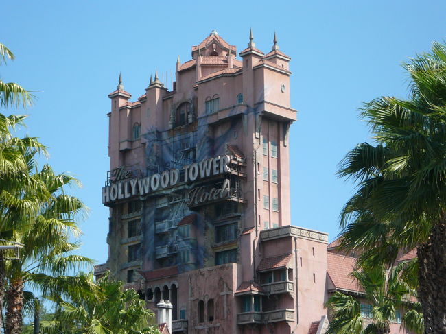 HOLLYWOOD TOWER　＝ トワイライトゾーン・タワー・オブ・テラー（The Twilight Zone Tower of Terror） です。<br /><br />　ディズニー・シーとは若干ストーリが異なり、なかなかの感動ものでした。