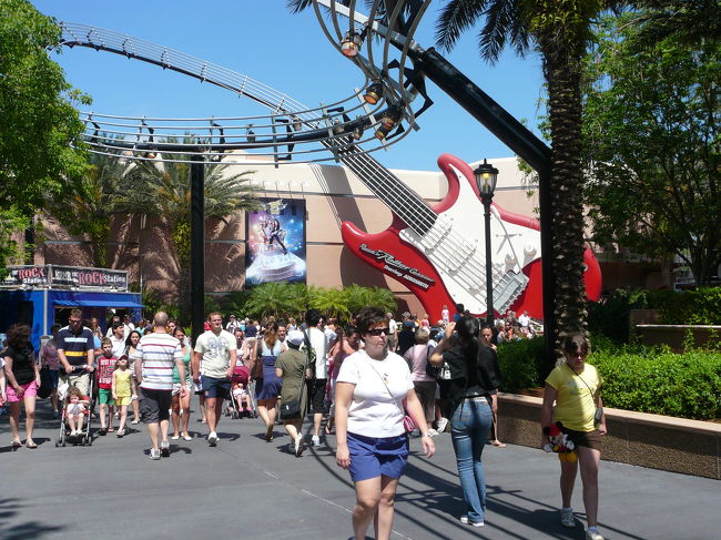 ビューティー・アンド・ビースト・ライブ・オン・ステージ（Beauty and the Beast Live on Stage） を見た後は、<br />ロックン・ローラー・コースター（Rock 'n' Roller Coaster Starring Aerosmith） 