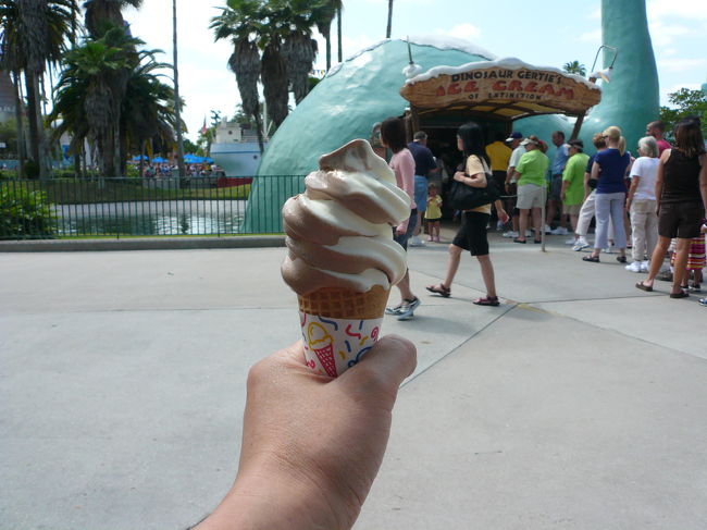 ダイナソーアイスです。<br />暑くてどんどん溶けてしまいました。