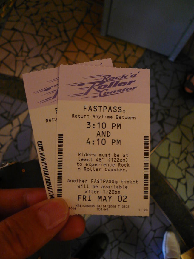 ロックン・ロール・コースターのファースト・パスを確保したのですが３時以降のため使わずでした。<br />午後は"ＥＰＣＯＴ"に移動。