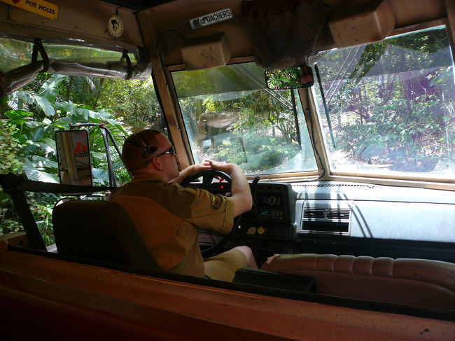 キリマンジャロ・サファリ（Kilimanjaro Safaris） <br />「サファリ・トラック」でいざ出発です。